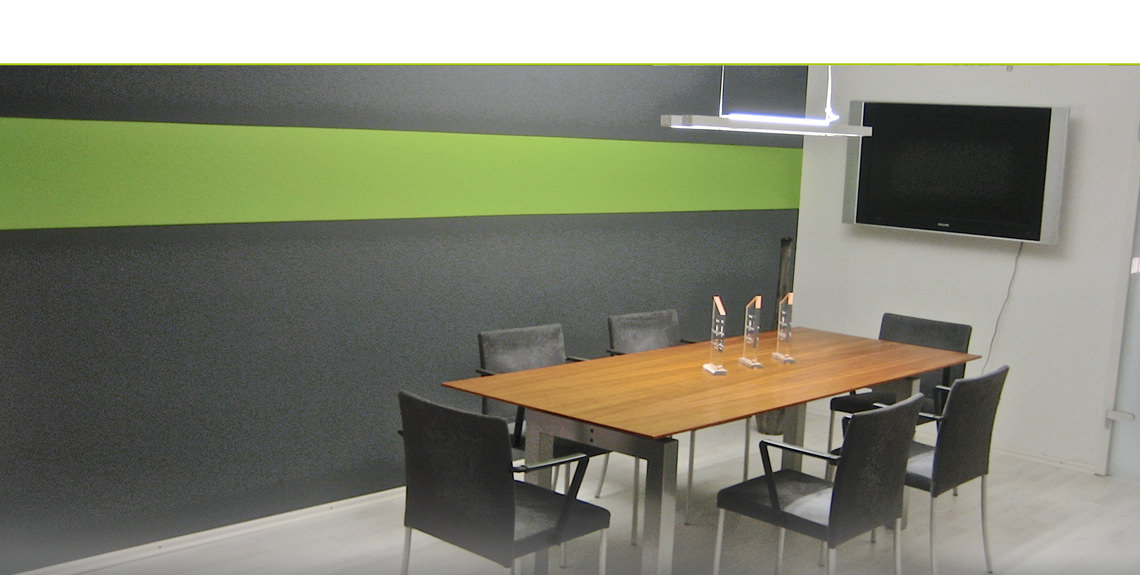 Konferenztisch mit Fernseher an der Wand in der Designagentur Schiegl